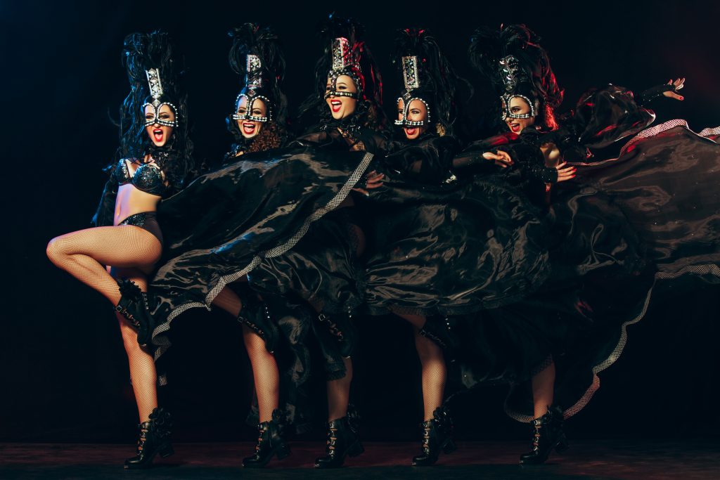 what happens at a burlesque show dancers